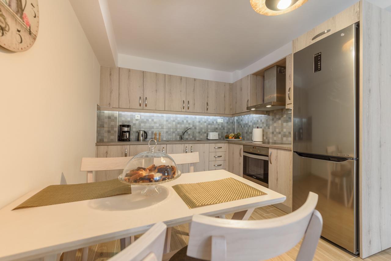 Hercules Apartment Moirai